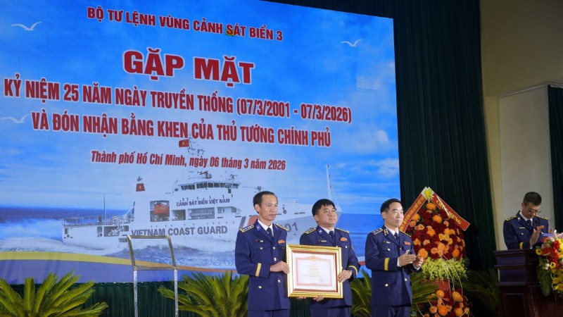 Thủ trưởng Bộ Tư lệnh Vùng Cảnh sát biển 3 đón nhận Bằng khen của Thủ tướng Chính phủ. 