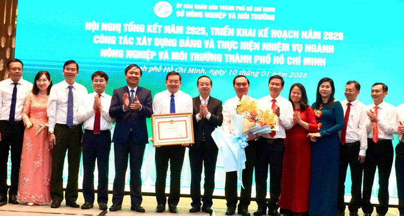 Tặng bằng khen cho các cá nhân có thành tích xuất sắc trong công tác của ngành nông nghiệp và môi trường Thành phố Hồ Chí Minh. 