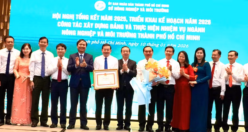 Tặng bằng khen cho các cá nhân có thành tích xuất sắc trong công tác của ngành nông nghiệp và môi trường Thành phố Hồ Chí Minh. 