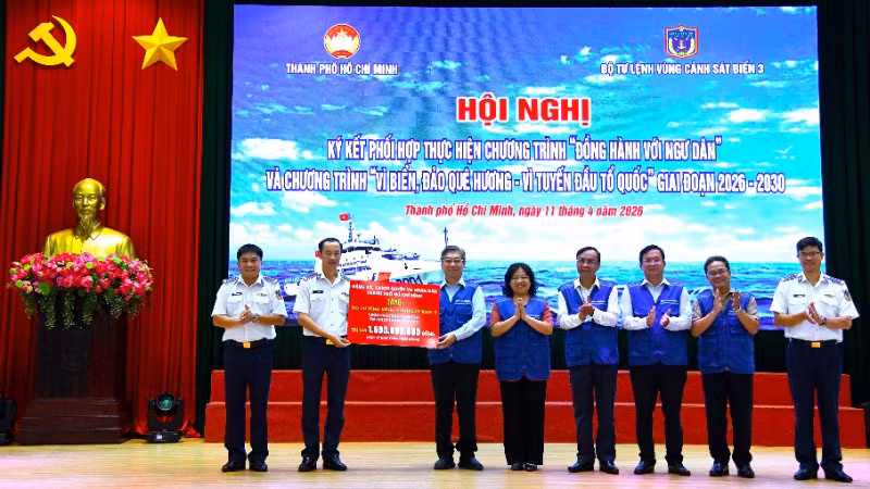 Đoàn công tác Thành phố Hồ Chí Minh trao tặng các công trình, phần việc hỗ trợ đời sống cán bộ, chiến sĩ, tiêu biểu như công trình “Vườn rau công nghệ cao” cùng nhiều hạng mục phục vụ sinh hoạt.