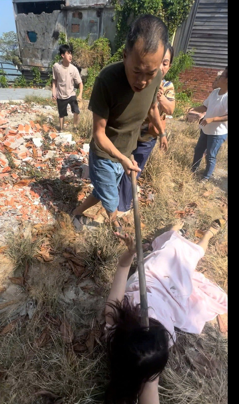 Chủ quán cơm niêu Đặng Trần Quốc V. dùng cán xẻng dí vào đầu nữ du khách khi người này đã té ngã.