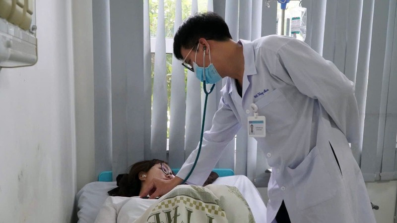 Bác sĩ Bệnh viện Vũng Tàu thăm khám cho một bệnh nhân ngộ độc sau khi ăn bánh mì mua ở đường Đồ Chiểu. 