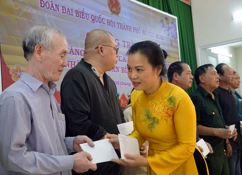 Đồng chí Huỳnh Thị Phúc tặng quà Tết cho gia đình chính sách, hộ cận nghèo tại phường Vũng Tàu. 