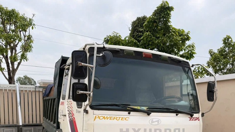 Một chiếc xe chở khoáng sản khai thác trái phép. 