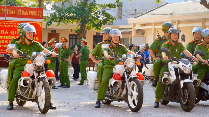 Công an phường Vũng Tàu ra quân giữ gìn trật tự đô thị công cộng sáng ngày 1/4.