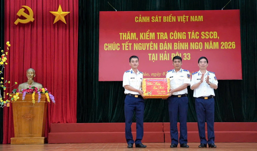 Trung tướng Bùi Quốc Oai tặng quà cho cán bộ, chiến sĩ Hải đội 33 nhân dịp Tết cổ truyền.