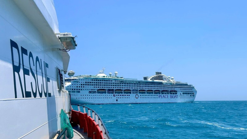 Tàu cứu nạn SAR 272 đang tiếp cận tàu du lịch quốc tế đưa du khách về bờ cấp cứu.