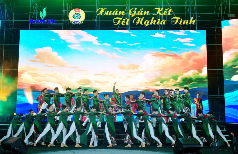 Một tiết mục văn nghệ trong chương trình "Xuân gắn kết-Tết nghĩa tình".