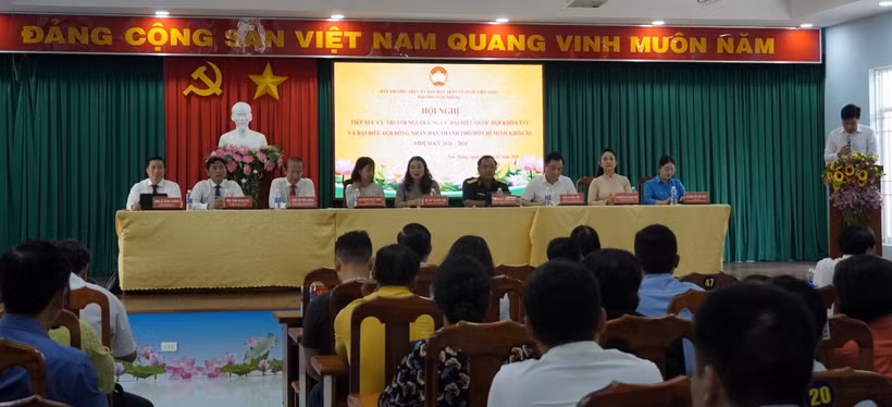 Quang cảnh hội nghị tiếp xúc cử tri tại phường Tam Thắng, Thành phố Hồ Chí Minh sáng ngày 25/2.