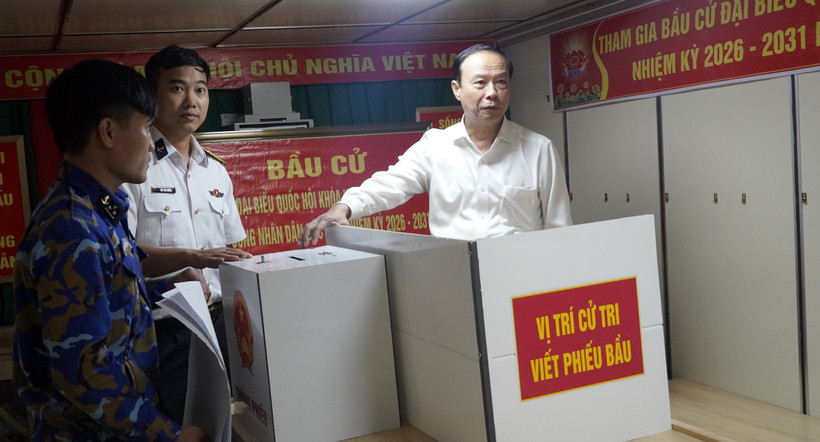 Phó Chủ tịch thường trực Hội đồng nhân dân Thành phố Hồ Chí Minh kiểm tra phòng bầu cử trên tàu Trường Sa 04.