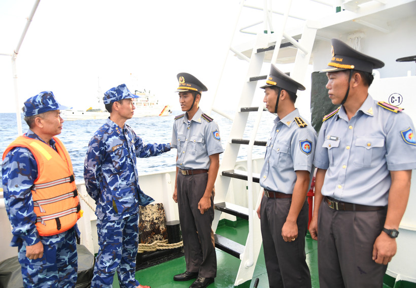 Đại tá Lê Văn Tú thăm hỏi, động viên cán bộ, kiểm ngư viên Tàu KN 411.