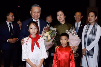 Cán bộ, nhân viên Đại sứ quán và cộng đồng người Việt Nam tại Singapore đón Tổng Bí thư, Chủ tịch nước Tô Lâm và Phu nhân. (Ảnh: Thống Nhất/TTXVN)
