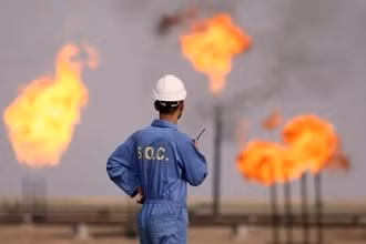 Công nhân làm việc tại cơ sở khai thác dầu của Iran trên đảo Khark. (Ảnh: IRNA/TTXVN)