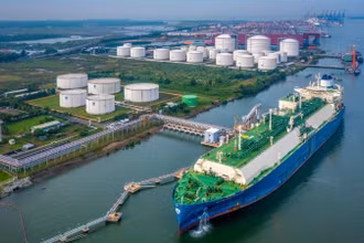 Phân phối khí LNG tại tổng kho Thị Vải (Bà Rịa-Vũng Tàu).