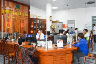 Khách hàng giao dịch tại Quỹ tín dụng nhân dân Tân Phúc (tỉnh Hưng Yên).
