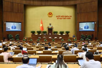 Bộ trưởng Xây dựng Trần Hồng Minh phát biểu giải trình, làm rõ một số vấn đề đại biểu Quốc hội nêu. (Ảnh: ĐĂNG ANH)