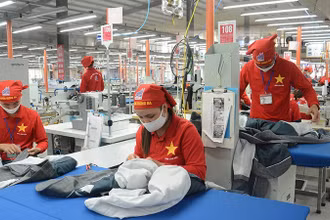 Công nhân sản xuất áo veston xuất khẩu tại Xí nghiệp May Hưng Hà (Tổng công ty May 10). (Ảnh: ĐĂNG ANH)