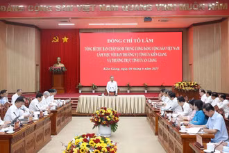 Tổng Bí thư Tô Lâm làm việc với Ban Thường vụ Tỉnh ủy Kiên Giang và Thường trực Tỉnh ủy An Giang. (Ảnh: Thống Nhất/TTXVN)
