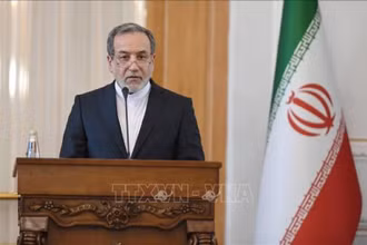 Ngoại trưởng Iran Abbas Araghchi phát biểu tại cuộc họp báo ở Tehran. (Ảnh: THX/TTXVN)