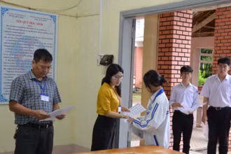 Thí sinh tại điểm thi Trường trung học phổ thông Pleiku làm thủ tục thi.