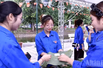 Các bạn trẻ hào hứng thưởng thức món bánh dầy đặc sản Quán Gánh (Hà Nội) tại Ngày hội.