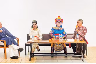 Các nghệ sĩ giao lưu cùng khán giả tại sự kiện “Hạ hồi Talkshow”.