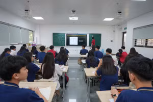 Học sinh trung học phổ thông trong giờ học (Ảnh minh họa: QUỲNH TRANG)