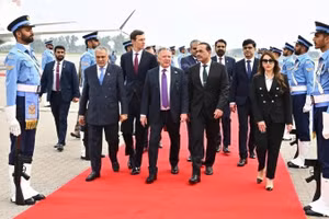 Ngoại trưởng Pakistan Ishak Dar (trái, phía trước) đón Phái đoàn Mỹ do đặc phái viên Steve Witkoff (thứ 3, trái) và ông Jared Kushner (thứ 2, trái) - con rể của Tổng thống Donald Trump tại Islamabad, ngày 11/4/2026. (Ảnh: Anadolu Agency/TTXVN)
