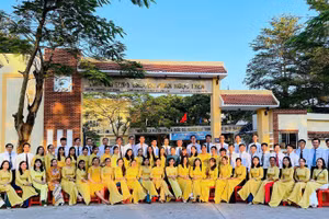 Tập thể sư phạm Trường trung học phổ thông chuyên Phan Ngọc Hiển góp phần đào tạo ra những học sinh tài năng tại Cà Mau. (Ảnh: Hữu Tùng)