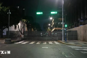 An ninh được tăng cường tại khu vực gần Dinh Tổng thống Venezuela ở Thủ đô Caracas, ngày 3/1/2026. (Ảnh: THX/TTXVN)