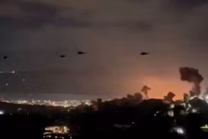 Trực thăng bay qua khu vực khói bốc lên từ loạt vụ nổ ở Thủ đô Caracas, Venezuela, ngày 3/1/2026. (Ảnh: TTXVN)