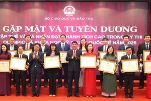 Các tập thể nhận Bằng khen của Bộ trưởng Giáo dục và Đào tạo.