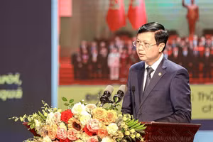 Giám đốc Sở Giáo dục và Đào tạo Hà Nội Nguyễn Văn Hiền phát biểu ý kiến. (Ảnh: Phương Phan)