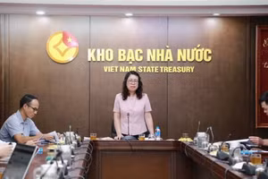 Bà Ngô Thị Nhung, Phó Giám đốc Kho bạc Nhà nước thông tin về tình hình hoạt động của Kho bạc Nhà nước những tháng đầu năm.