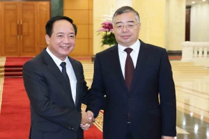 Đồng chí Trịnh Văn Quyết, Bí thư Trung ương Đảng, Trưởng Ban Tuyên giáo và Dân vận Trung ương và đồng chí Lý Thư Lỗi, Ủy viên Bộ Chính trị, Bí thư Ban Bí thư, Trưởng Ban Tuyên truyền Trung ương Đảng Cộng sản Trung Quốc. (Ảnh: TTXVN)