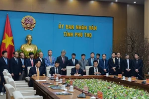 Ủy ban nhân dân tỉnh Phú Thọ đã làm việc với Đoàn Liên đoàn Phòng Thương mại và Công nghiệp tỉnh Gyeonggi (Hàn Quốc – FGCCI) tiến hành ký biên bản ghi nhớ hợp tác giữa hai bên.