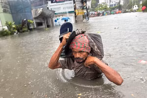Ngập lụt sau mưa lớn tại Chittagong, Bangladesh. (Ảnh: TTXVN)