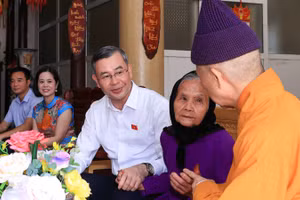 Bộ trưởng Tài chính Ngô Văn Tuấn cùng Đoàn đại biểu Quốc hội tỉnh Quảng Ninh đã đến thăm gia đình người có công với cách mạng tại Quảng Ninh.