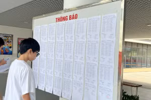 Thí sinh đến điểm thi Trường THCS Nguyễn Như Uyên làm thủ tục dự thi vào lớp 10 tại thành phố Hà Nội.