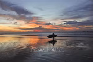 Cảnh hoàng hôn trên đảo Bali, Indonesia. (Ảnh: THX/TTXVN)