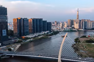 Tổ chức xếp hạng tín nhiệm Moody’s nâng triển vọng của Việt Nam từ mức “Ổn định” lên “Tích cực”, khẳng định xếp hạng tín nhiệm quốc gia của Việt Nam ở mức Ba2. Đây là tiền đề cho Việt Nam vững bước vào một kỷ nguyên phát triển mới. (Ảnh minh họa: Thành Đạt)
