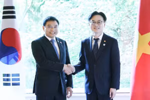 Bộ trưởng Tài chính Nguyễn Văn Thắng làm việc với Bộ trưởng Thương mại, Công nghiệp và Năng lượng Hàn Quốc. 