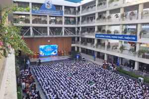 Quang cảnh chương trình “Ngày đầu tiên em là học sinh Trường trung học cơ sở Giảng Võ”. (Ảnh: THANH TÙNG)