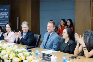 Ngài Alex Strugnell - Phó Đại sứ Anh tại Việt Nam (ở giữa) tham dự sự kiện Lễ ký kết hợp tác và trao chứng nhận Oxford Quality Gold giữa FPT Schools và Nhà xuất bản Đại học Oxford.