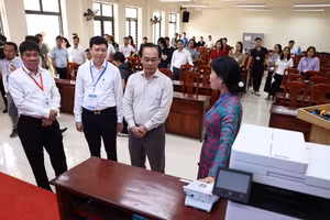Bộ trưởng Giáo dục và Đào tạo kiểm tra công tác chuẩn bị tổ chức kỳ thi tốt nghiệp trung học phổ thông tại Hà Nội. (Ảnh: THANH TÙNG)