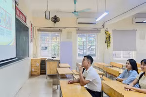 Giáo viên Trường trung học cơ sở Dịch Vọng (Hà Nội) tham gia tập huấn bộ sách giáo khoa thống nhất toàn quốc. (Ảnh: PHƯƠNG LINH)