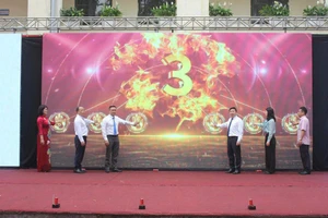 Các đại biểu thực hiện nghi thức phát động chương trình “Ngày hội đồng diễn Võ nhạc Vovinam học sinh phổ thông”.