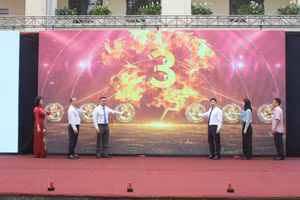 Các đại biểu thực hiện nghi thức phát động chương trình “Ngày hội đồng diễn Võ nhạc Vovinam học sinh phổ thông”.