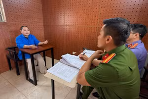 Đối tượng Văn Thị Thúy tại cơ quan Công an. (Ảnh: Sỹ Đức)