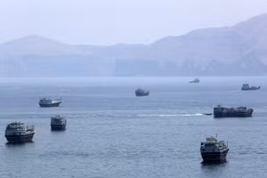 Tàu thuyền di chuyển trên eo biển Hormuz, gần thị trấn Khasab, miền bắc Oman ngày 20/6/2026. (Ảnh: IRNA, THX/TTXVN)